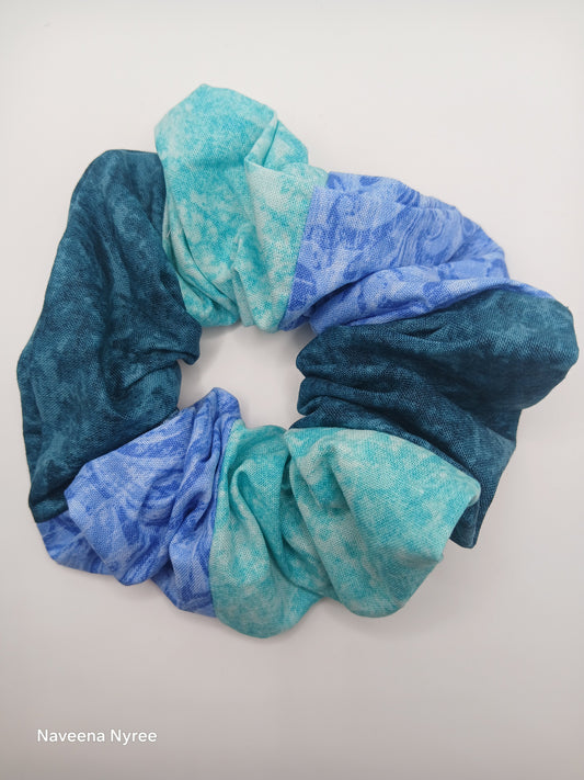 Tricolor scrunchie